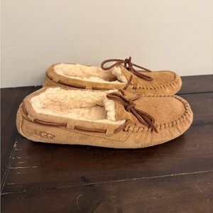 UGG Dakota Chestnut Suede Moccasin Slippers Shearling Lined Womens
